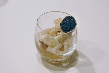 Orzo croccante in vetro con mora. Dessert originale e gustoso.