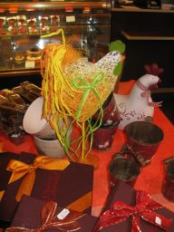 Cioccolatini artigianali Edouard con decorazioni pasquali: galline decorative e confezioni regalo con fiocchi.