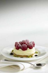 Dolce ai lamponi con crema e pistacchi. Ricetta golosa.