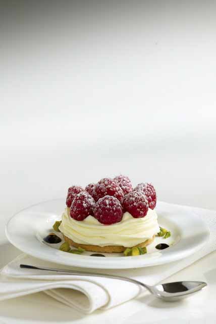 Dolce ai lamponi con crema e pistacchi. Ricetta golosa.