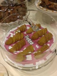 Biscotti Petra in vetrina. Dolci tradizionali, pasticceria artigianale.