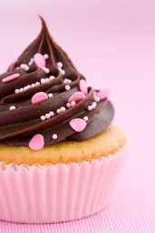 Cupcake al cioccolato con decorazioni rosa. Dolce gustoso, dessert perfetto per una festa. #cupcake #cioccolato #dolce