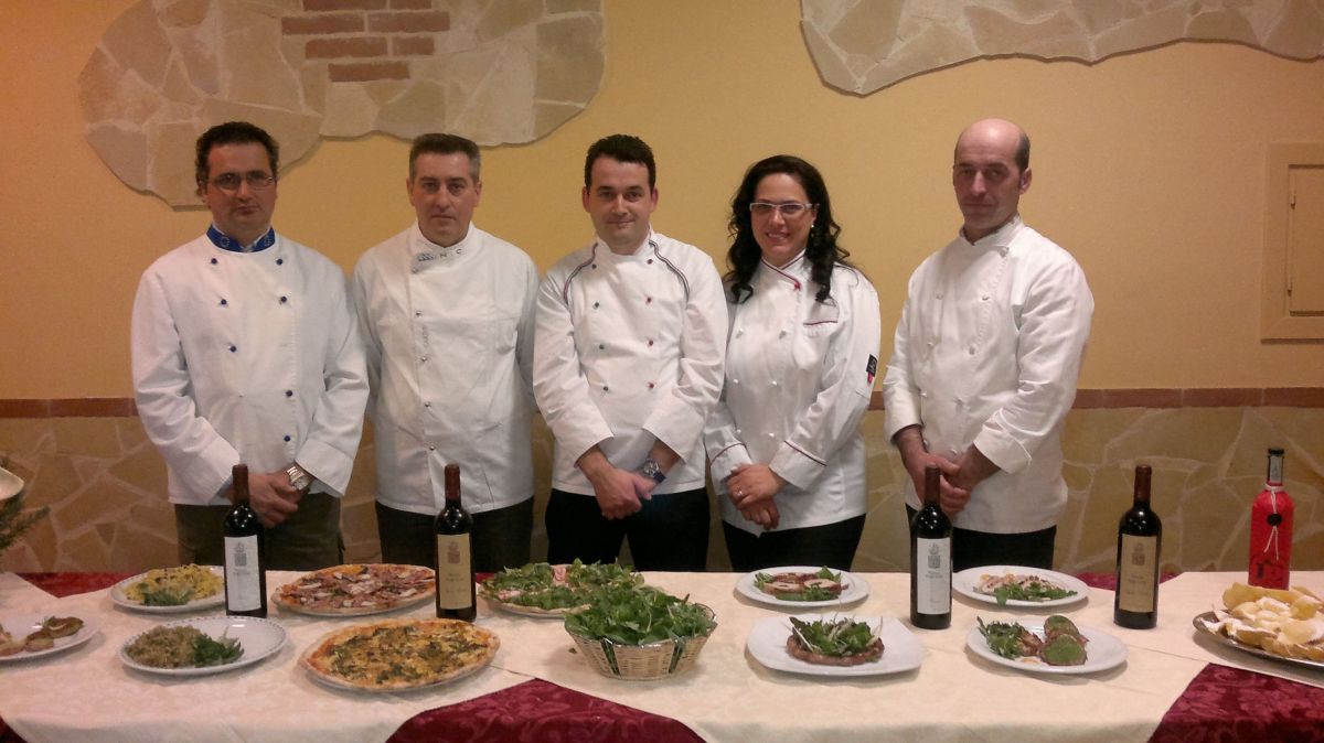 Chef e ristoratori con piatti tipici e vino. Cucina locale, Rampuzolo di Villaga.