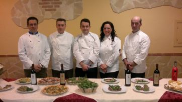 Chef e ristoratori con piatti tipici e vino. Cucina locale, Rampuzolo di Villaga.