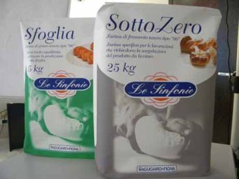 Due confezioni di farina Agugiaro & Figna: Sfoglia e Sottozero. Farina tipo 00 per pasta fresca e surgelati.