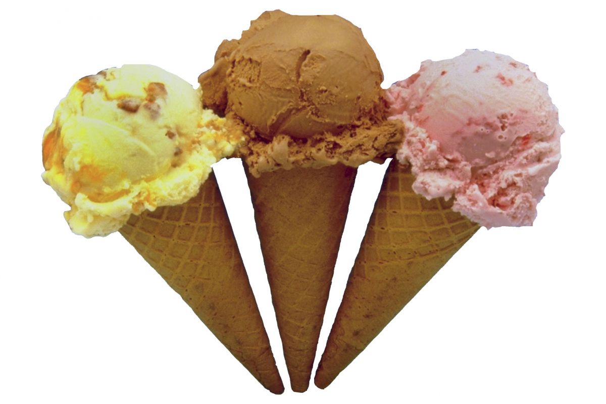 Gelati artigianali: cono gelato variegato, cioccolato e fragola. Dessert estivo goloso.