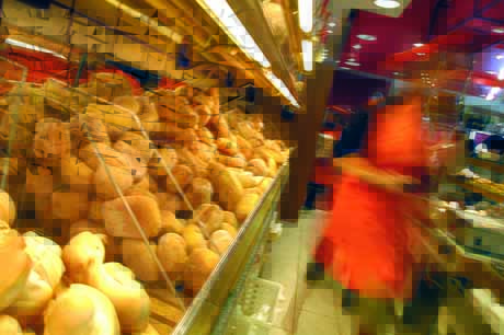 Pane fresco in panificio. Scaffale pieno di pane artigianale, ideale per colazione o pranzo. Guadagnare con prodotti da forno.