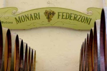 Cantina Monari Federzoni: logo e botti di aceto balsamico di Modena. Produttore artigianale.