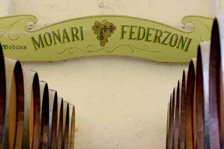 Cantina Monari Federzoni: logo e botti di aceto balsamico di Modena. Produttore artigianale.