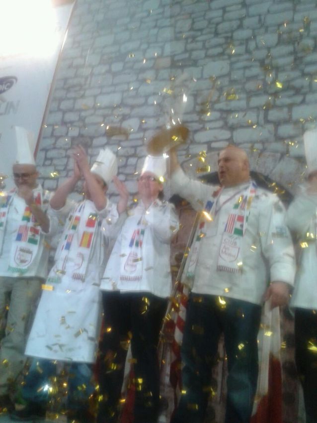 Chef israeliani festeggiano con coriandoli dorati. Squadra di cucina, toque blanche, competizione culinaria.
