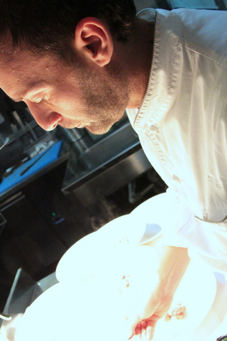 Chef Fabrizio Albini al lavoro. Cucina professionale, alta cucina italiana.