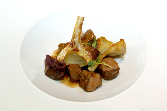 Piatto gourmet con carne e carciofi. Ricetta italiana, cucina raffinata.