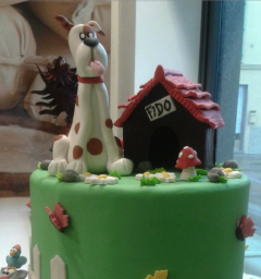 Torta decorata a tema cane. Casetta Fido, cane seduto. Decorazioni prato verde.