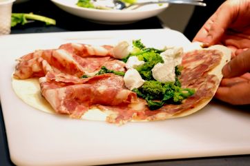 Pita con salame, broccoli e mozzarella. Cucina italiana, ricetta sfiziosa.