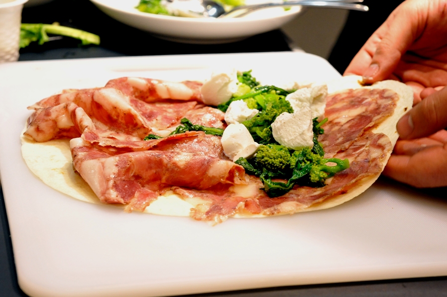 Pita con salame, broccoli e mozzarella. Cucina italiana, ricetta sfiziosa.