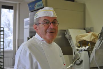 Ritratto di Giorilli, maestro panificatore italiano con cappello da chef. Esperto di panificazione.