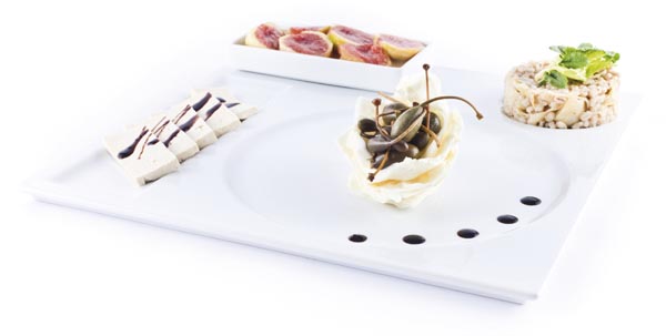 Piatto gourmet con tofu, fichi, capperi e insalata. Cucina creativa e sana.