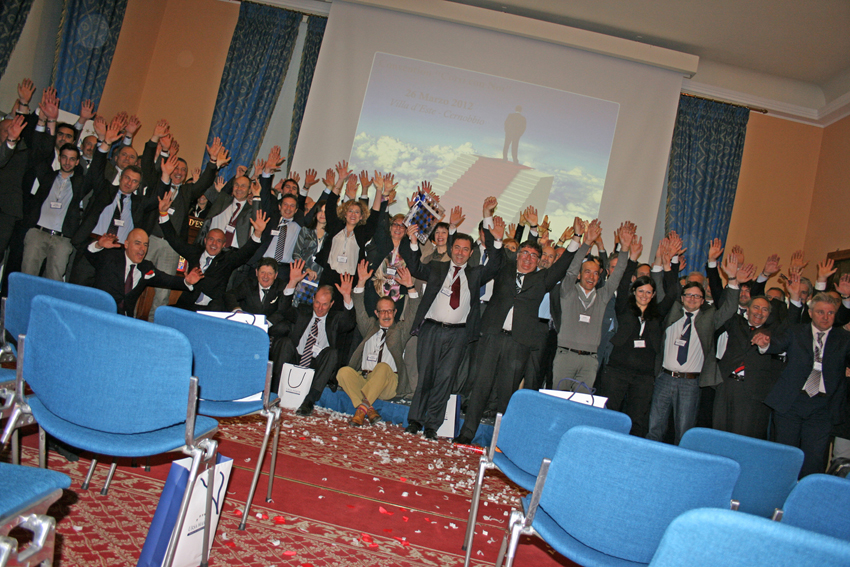 Gruppo di persone festanti in conferenza. Successo aziendale, team building. Mani alzate, evento, relatori.