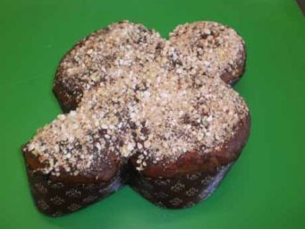 Colomba Pasquale artigianale con glassa di nocciole su sfondo verde. Dolce tradizionale pasquale.