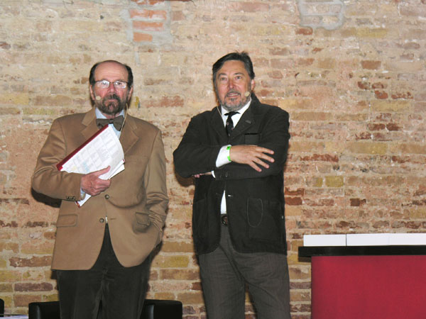 Premio Tavoletta d'Oro 2012: Coronini e Mora, evento cioccolato. Uomini in giacca su sfondo di mattoni.