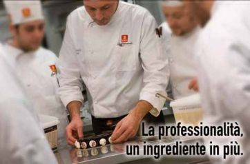 Chef pasticcere decora cioccolatini. Corso di pasticceria, scuola di cucina.