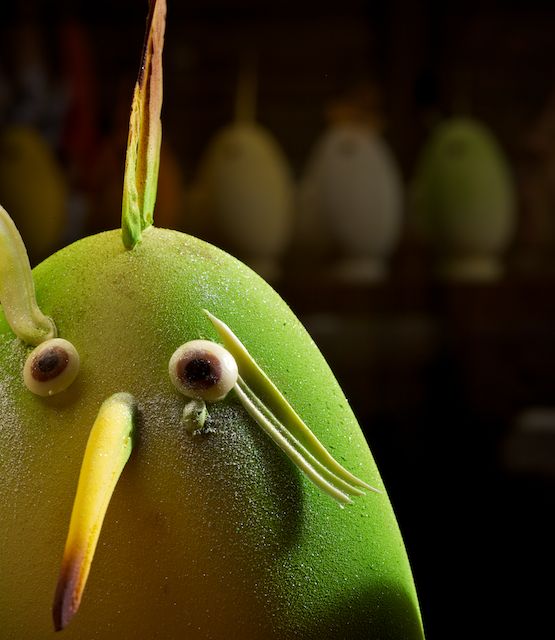 Dolce creativo a forma di uccello. Pasticceria artistica, dessert originale, decorazione alimentare.