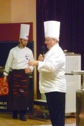 Chef Massari con chef Bravo. Maestri pasticceri in divisa con cappello da cuoco. Evento culinario, alta pasticceria.