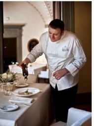 Chef al Salviatino completa piatto gourmet. Cucina italiana di lusso, ristorante elegante. Esperienza culinaria unica.