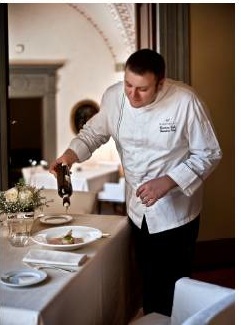 Chef al Salviatino completa piatto gourmet. Cucina italiana di lusso, ristorante elegante. Esperienza culinaria unica.