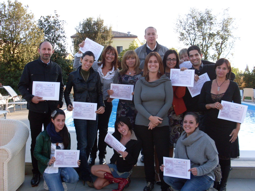Gruppo di wedding planner sorridenti con certificati. Corso per organizzatori di matrimoni.