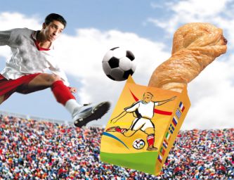 Calciatore, pallone, snack confezionato. Pubblicità divertente per tifosi di calcio. Merenda gustosa allo stadio.