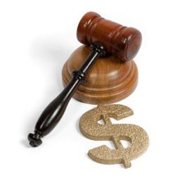 Martelletto da tribunale in legno con simbolo del dollaro dorato. Giustizia e finanza.