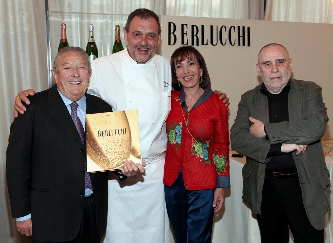 Franco Ziliani, Gianfranco Vissani, Fiammetta Fadda e Decio Carugati con libro Berlucchi. Evento spumante Franciacorta.