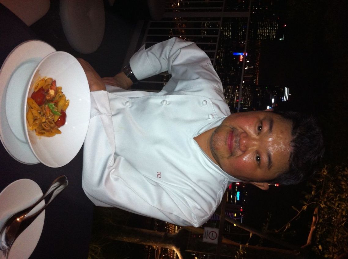 Chef Justin Quek con penne al granchio, stile Singapore. Datterino rosso CosiCome. Cucina gourmet.