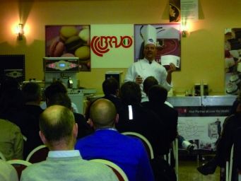 Chef in dimostrazione di cucina. Attrezzature professionali per pasticceria e gelateria. Evento culinario.