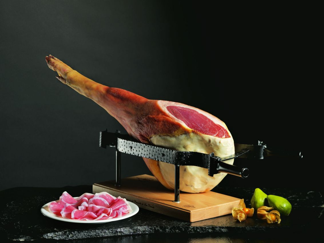 Prosciutto di San Daniele DOP su tagliere. Salume tipico italiano, affettato e pronto da gustare.