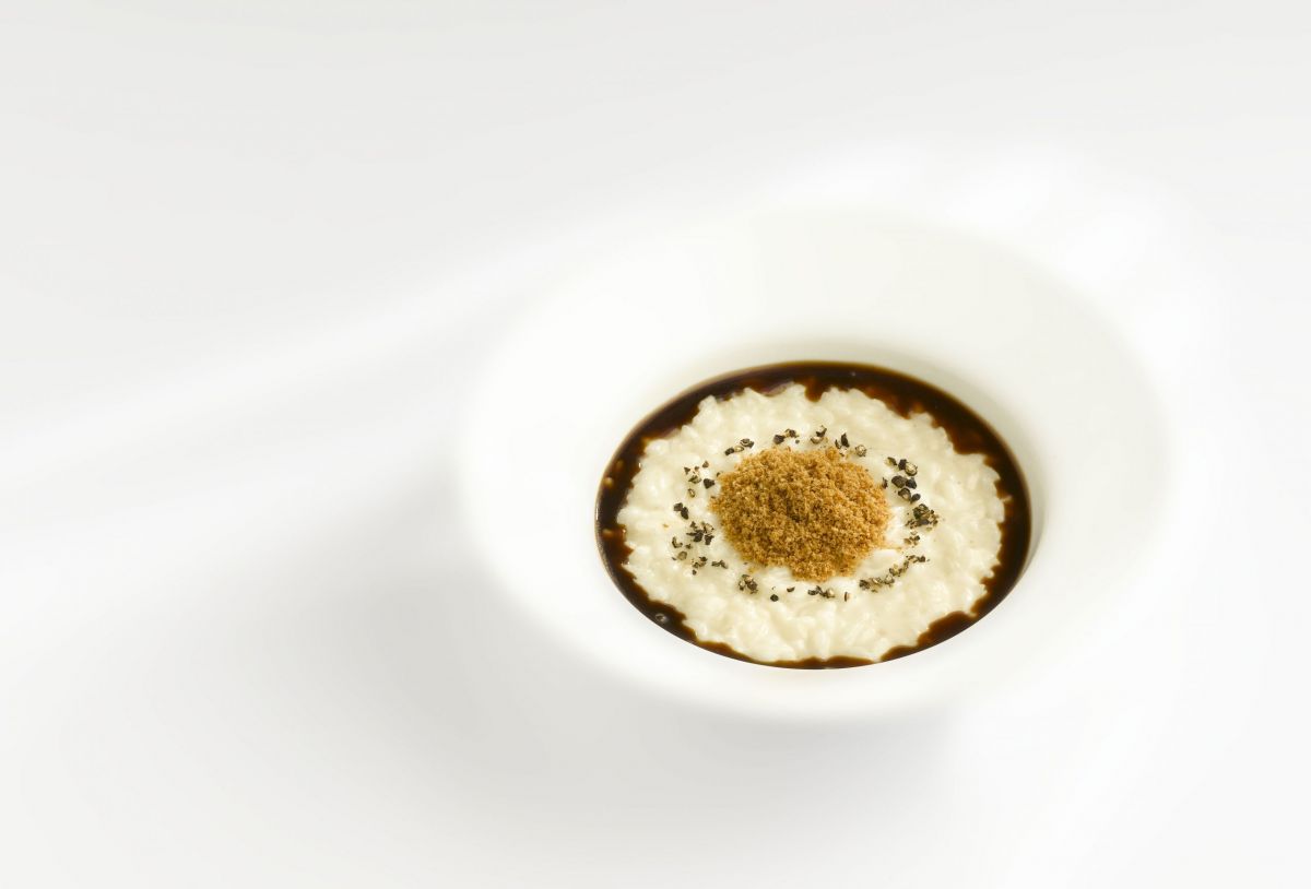 Risotto gourmet con pane, pepe nero e Marsala. Piatto elegante e raffinato.