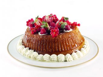 Torta babà con fragole fresche e panna. Dessert goloso.