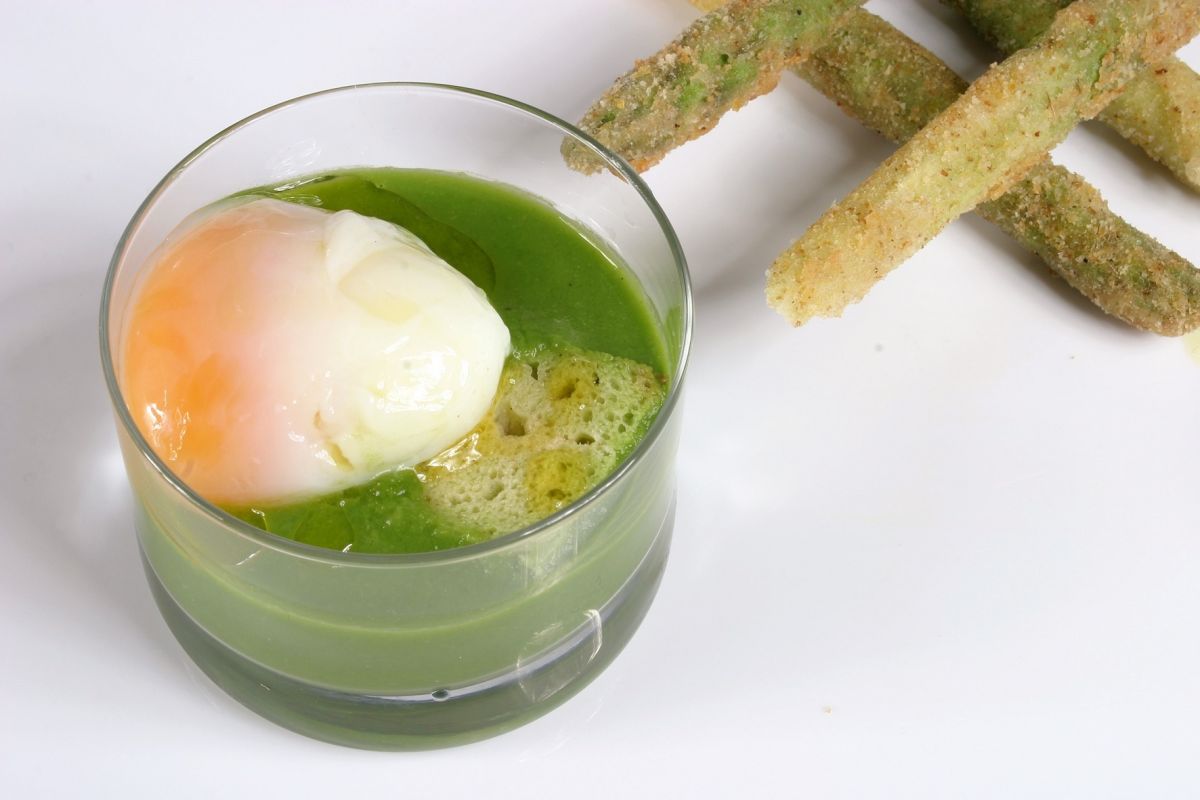Zuppa pavese primaverile con asparagi: uovo in camicia, brodo verde e asparagi fritti. Ricetta gourmet.