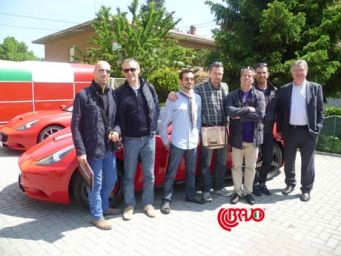 Gruppo di persone con Ferrari rosse. Auto di lusso, evento automobilistico. Bravo Ferrari.