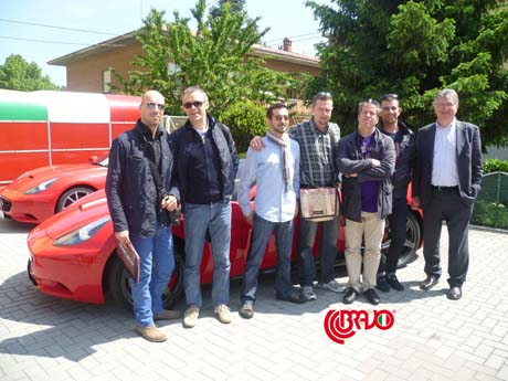 Gruppo di persone con Ferrari rosse. Auto di lusso, evento automobilistico. Bravo Ferrari.