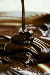 Cioccolato Domori fuso. Delizia al cioccolato fondente, texture cremosa e golosa. Esperienza sensoriale unica.