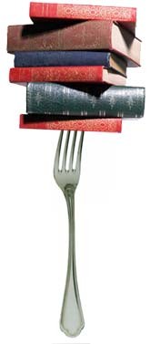 Libri su forchetta. Metafora di conoscenza, cultura. Libri antichi impilati, studio, apprendimento.