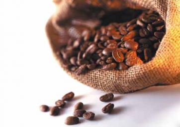 Chicchi di caffè in sacco di iuta. Aroma di caffè tostato.