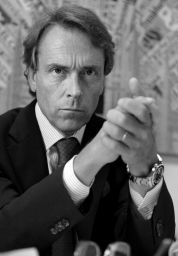 Ritratto in bianco e nero di Marco Fortis, Vicepresidente Fondazione Edison. Manager in giacca e cravatta.