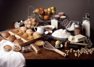 Dolci da forno, frutta fresca e ingredienti per pasticceria. Ricca colazione, dessert fatti in casa.