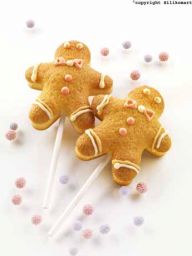 Biscotti pan di zenzero su bastoncino. Dolci natalizi decorati, omini di pan di zenzero.