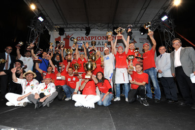 Podio XI Trofeo Caputo: pizzaioli campioni con trofei. Evento pizza napoletana, celebrazione e premiazione.