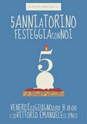 Locandina evento 5 Anni a Torino. Candela a forma di 5 su torta. Festeggia con noi!