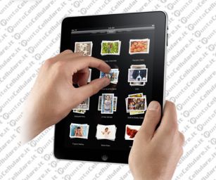 Mani che usano iPad Apple per visualizzare foto. Tablet Apple con interfaccia utente.